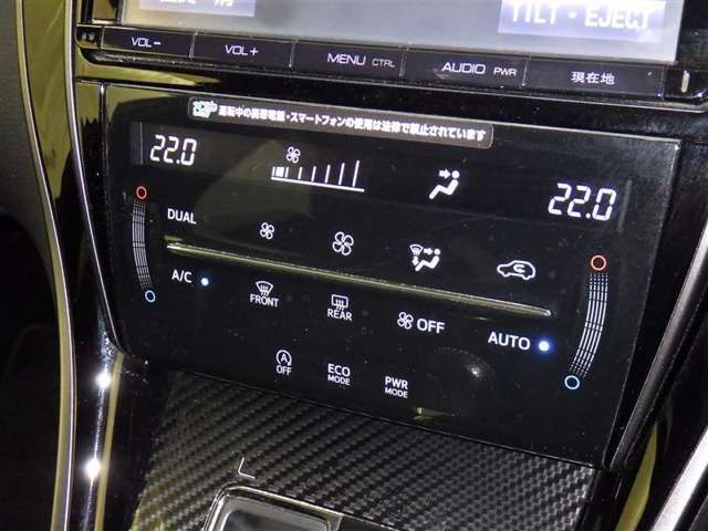 運転席・助手席・独立型オートエアコン。運転手とパートナー別々の温度設定が出来快適なドライブが楽しめます！！