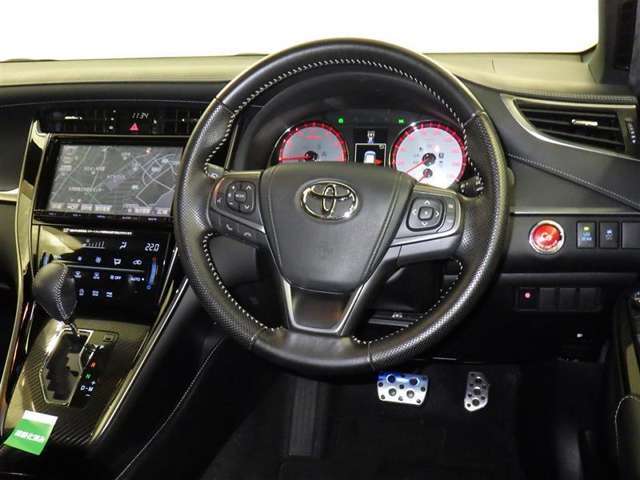 運転の際、常に目にする部分だけにシックで飽きのこないデザインが良いですね。