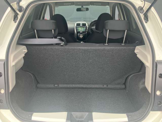 リヤシートを倒さなくても余裕の荷室！！