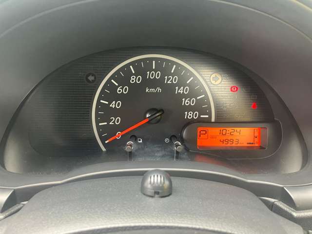 シンプルで見やすいメーターの中央にはディスプレイがあり、様々な情報を表示することが出来ます