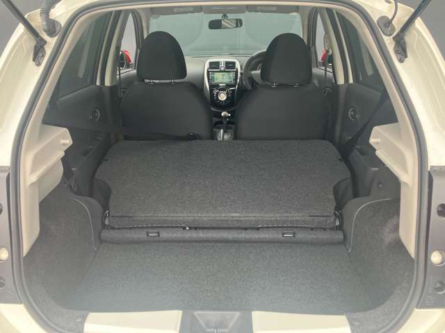 リヤシートを倒せばより広いラゲッジスペースになり大きな荷物も楽々積めます♪