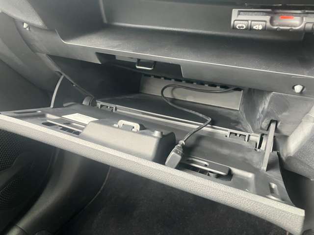 助手席前グローブボックス
