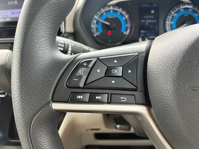 【ステアリングスイッチ】運転中でもハンドルでオーディオの操作が可能です！