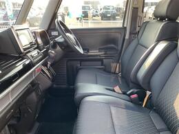 【助手席】きれいな助手席なので家族や友だちに乗ってもらっても安心です！新品のフロアマットのご注文も可能です。掲載箇所以外にご希望の写真がございましたらお気軽にお問い合わせ下さい。