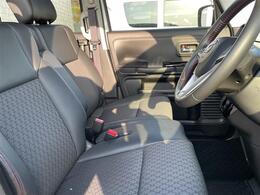 【運転席】座り心地が良いシートなので長時間の運転でも快適にお過ごしいただけます。新品のフロアマットのご注文も可能です。掲載箇所以外にご希望の写真がございましたらお気軽にお問い合わせ下さい。