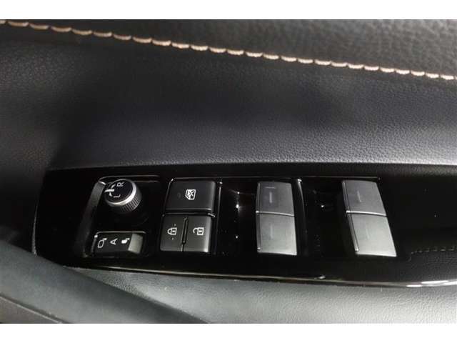 オールオートですので運転席からどの席の窓でも全閉全開が簡単に出来ますよ。