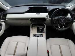 白の本革シートやBOSEサウンドを始め、豪華な仕様の室内です。ご覧の通りにキレイな状態ですので、ぜひお座りになってお確かめください。ご来店お待ちしております。