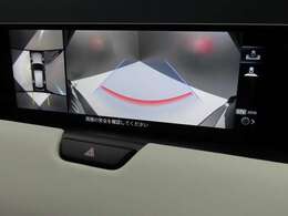 上空から俯瞰した映像で周囲の状況を確認出来る360°ビューモニターです。大柄な車体のCX-8ですが、これで狭い駐車場でも安心ですね。また、隠れたお子様やいつの間にか置かれたカートも確認出来ますね。