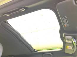 【ガラスルーフ】ガラスルーフ搭載で車内の解放感が一気にアップ！開放的なドライブをお楽しみいただけます。