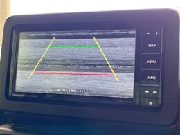 【バックカメラ】駐車時に後方がリアルタイム映像で確認できます。大型商業施設や立体駐車場での駐車時や、夜間のバック時に大活躍！運転スキルに関わらず、今や必須となった装備のひとつです！