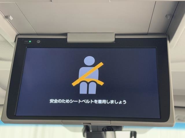 後席用大画面モニターですね。　ドライブをしていて一番退屈な時が渋滞の待ち時間ですよね。　これがあれば後ろでも快適な大きさで見れて退屈な渋滞でも快適に過ごせますよ。