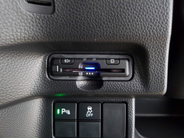 有料道路をキャッシュレスで通行できるETC車載器付きです。運転席足元に設置されています。ETCセットアップ費用は含まれておりません。別途必要となります。