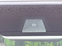 【ホンダセンシング】走行中に前方の車両等を認識し、衝突しそうな時は警報とブレーキで衝突回避と被害軽減をアシスト。より安全にドライブをお楽しみいただけます。