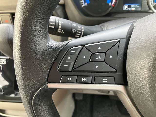 ハンドル左側のスイッチでオーディオの操作が可能なので、運転中でも楽に調整できます(^^♪