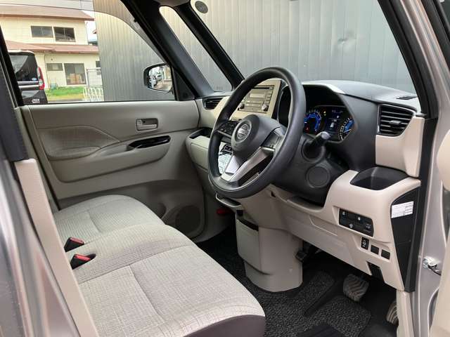 車内は落ち着きのアイボリーカラー☆視界も広く背の低い女性でも運転しやすいです(^^)/