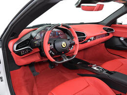 こちらは左ハンドルのお車でございます。内装色はRosso Ferrariを選択しております。