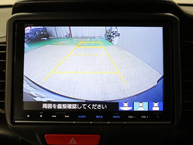 【バックカメラ】シフトを「R」の位置に入れると、自動的に画面がカメラ映像に切り替わり後方の視界をサポートする必須装備です！