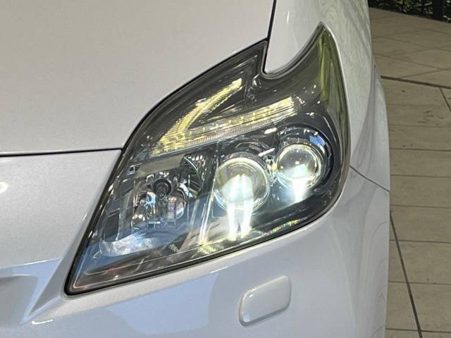 【LEDヘッドライト】悪天候や夜間走行時も良好な視界を確保し安心して運転できる高輝度LEDヘッドライトを装備！点灯速度が早く、消費電力も抑えられています。