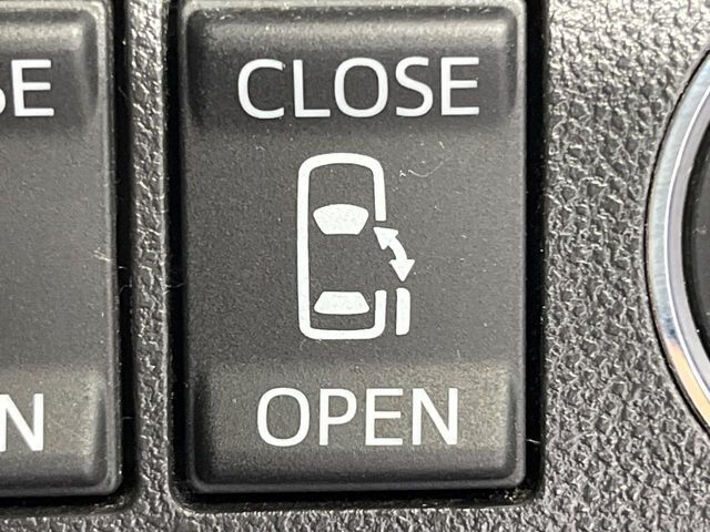 【両側パワースライドドア】スマートキーや運転席のスイッチで後席両側スライドドアの開閉が可能♪電動だから力を入れてドアを開ける必要が無く、小さなお子様でも簡単に開け閉めでき快適です♪