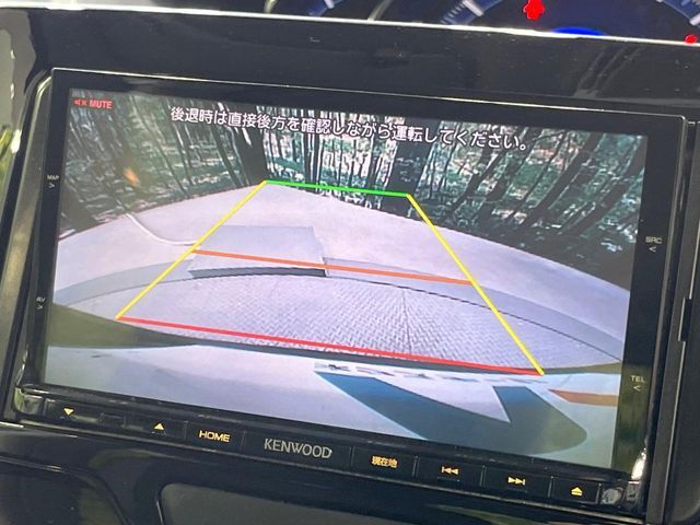 【バックカメラ】駐車時に後方がリアルタイム映像で確認できます。大型商業施設や立体駐車場での駐車時や、夜間のバック時に大活躍！運転スキルに関わらず、今や必須となった装備のひとつです！