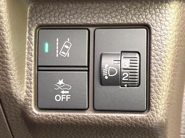 【ホンダセンシング】走行中に前方の車両等を認識し、衝突しそうな時は警報とブレーキで衝突回避と被害軽減をアシスト。より安全にドライブをお楽しみいただけます。