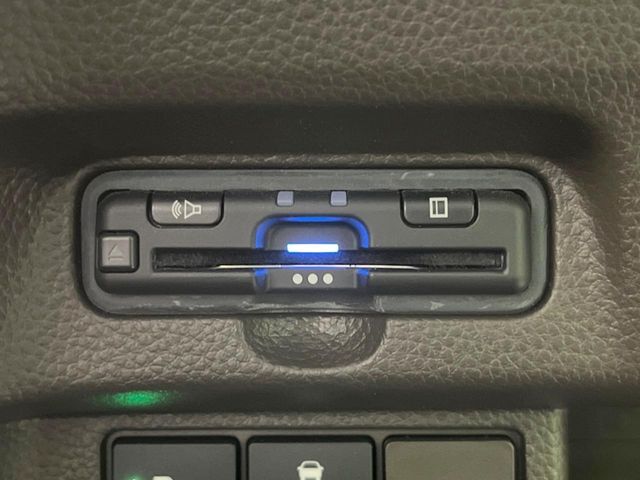 【ETC】高速道路の料金所をストレスなく通過！話題のスポットやサービスエリアに多い「スマートIC」利用時は必須のアイテムです。当店でセットアップを実施、ご納車当日からすぐにご利用いただけます！