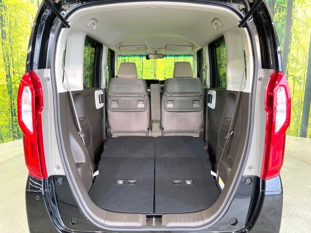 後席を格納すると、これだけの広さが！シーンに合わせたシートアレンジで、大きな荷物も積むことが出来ます♪