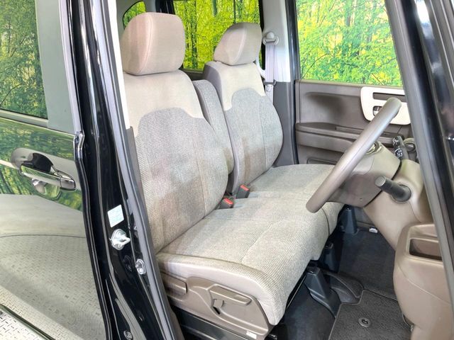 運転席まわりには十分なスペースがあり、大柄な方でもゆったり運転していただける環境です。