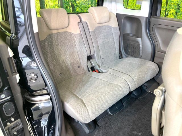 広々とした2列目シートは居住性が高く、居心地も快適！友達や家族とのお出かけにぴったりです。ベビーシートやチャイルドシート使用時も快適にお過ごしいただける十分な空間を確保しています。