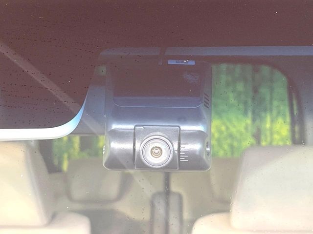 【ドライブレコーダー】安心・安全なカーライフに必須のドライブレコーダーを装備！走行中はもちろん、あおり運転や事故に遭遇した際の状況も映像で記録し、万一のリスクに備えます。