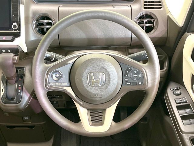 【ステアリングスイッチ】運転中、前方から目線をそらすことなく、オーディオ等の操作が可能な便利機能！安心＆快適なドライブを演出してくれます♪