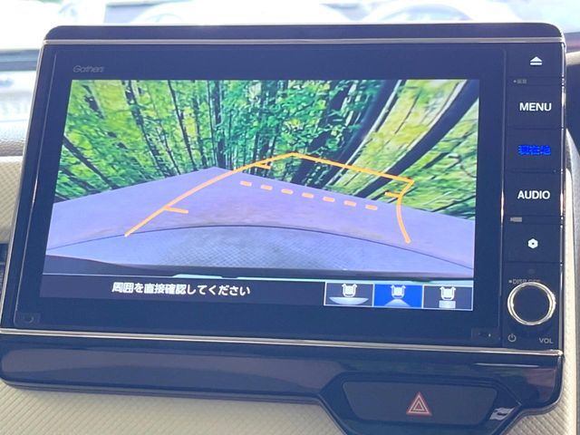 【バックカメラ】駐車時に後方がリアルタイム映像で確認できます。大型商業施設や立体駐車場での駐車時や、夜間のバック時に大活躍！運転スキルに関わらず、今や必須となった装備のひとつです！