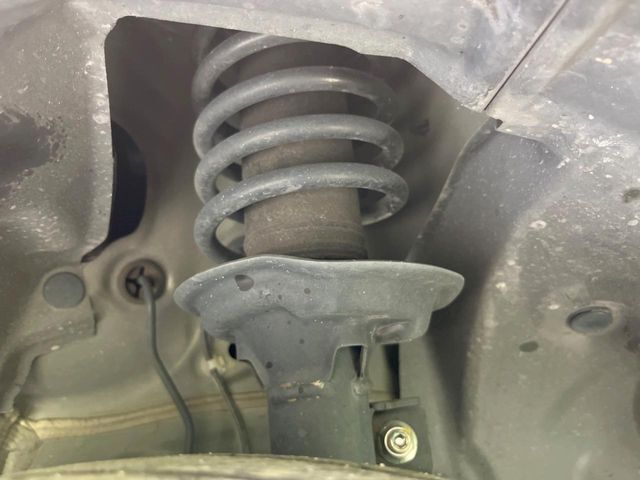 お車を安心してお乗りいただく為には、足回りの定期点検が欠かせません。サービスサポート（有償保証）では無料点検もご提供しており、安心のカーライフをお過ごしいただけるサポート体制が整っています。