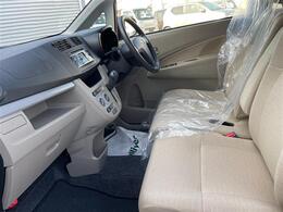 【助手席】きれいな助手席なので家族や友だちに乗ってもらっても安心です！新品のフロアマットのご注文も可能です。掲載箇所以外にご希望の写真がございましたらお気軽にお問い合わせ下さい。