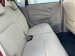 【後部座席】後席もゆったりドライブを楽しめます。内外装はプロこだわりのクリーニングで清潔なおクルマでご納車させていただきます！店舗での現車確認も承っています！