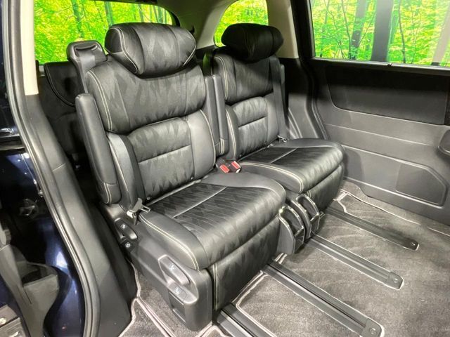 二列目中央はウォークスルーとなっております。二列目と三列目の移動や乗り降りがとっても楽になるので、乗り降りの際もストレスを感じることはありません♪