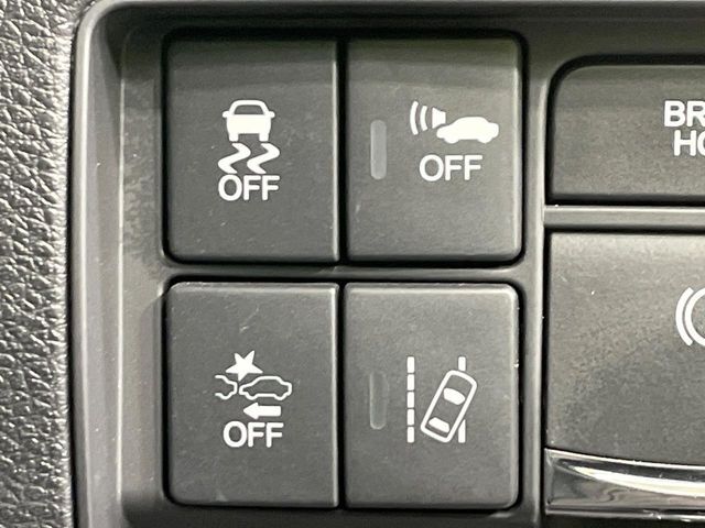 【ホンダセンシング】走行中に前方の車両等を認識し、衝突しそうな時は警報とブレーキで衝突回避と被害軽減をアシスト。より安全にドライブをお楽しみいただけます。