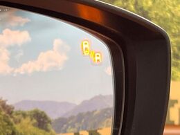 【ブラインドスポットモニタリング】走行中、ドアミラーの死角になりやすい箇所に後続車が接近するとサイドミラー付近に警告を表示、ドライバーに注意喚起をしてくれます。