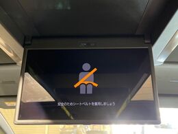 【純正13.2型フリップダウンモニタ】カーナビで再生したDVD映像などを後席で観られる後席モニタ。前席と後席でそれぞれが楽しめる前後個別再生機能も。ドライブがより楽しくなります。