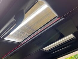 【左右独立ムーンルーフ】2列目左右席にそれぞれ配置されたガラスルーフ！日差しに合わせて片側だけシェードを閉めることも可能です！