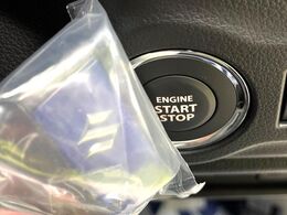 【キーレススタートシステム】カバンやポケットに入れたままでもドアの施錠・解錠が可能なスマートキーを装備。エンジンのオン・オフ時もカギを取り出す必要が無いからとっても便利です♪