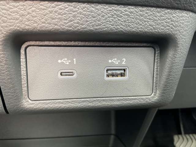 USB充電端子が装着されていますので車内でスマートフォンなどの充電が可能です。