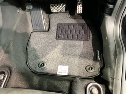 新品の純正フロアマット付きです。ドライブの際に気分良く乗って頂けます。