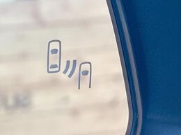 【ブラインドスポットモニター】走行中、ドアミラーの死角になりやすい箇所に後続車が接近するとサイドミラーのレンズに警告を表示！ドライバーに注意喚起をしてくれます。