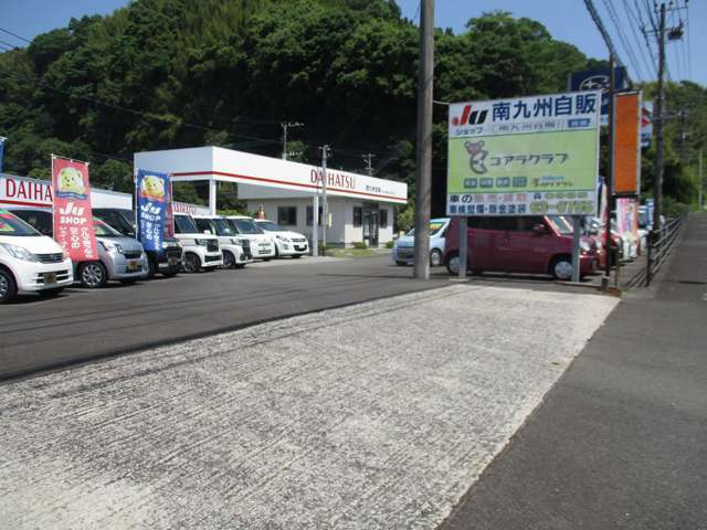 県道55号栗野加治木線　加治木インターチェンジ近く 上り坂左の中古車展示場にお車はございます。お気軽にお立ち寄りくださいませ♪