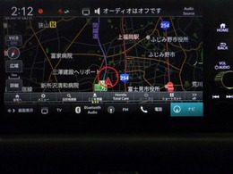 【ホンダコネクトディスプレイナビ】　ホンダコネクト対応ナビを装備しております！インパネ内にスッキリとビルトイン装着されておりますので、運転時に視界の妨げになる事もありません。