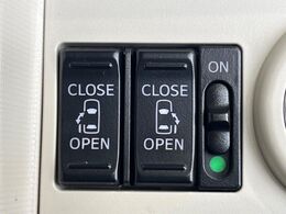 【両側パワースライドドア】スマートキーや運転席のスイッチで後席両側スライドドアの開閉が可能♪電動だから力を入れてドアを開ける必要が無く、小さなお子様でも簡単に開け閉めでき快適です♪