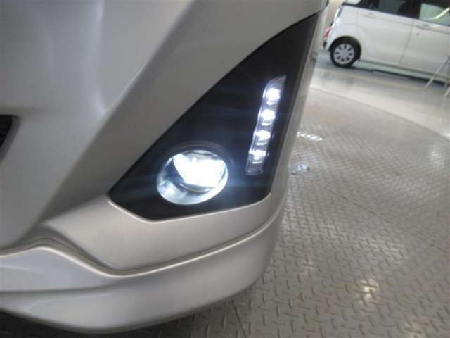 LEDフォグランプ付きです。夜間や悪天候時に視界を確保するので安心ですね♪温度が高くなりますので、雪も溶けやすいですよ♪
