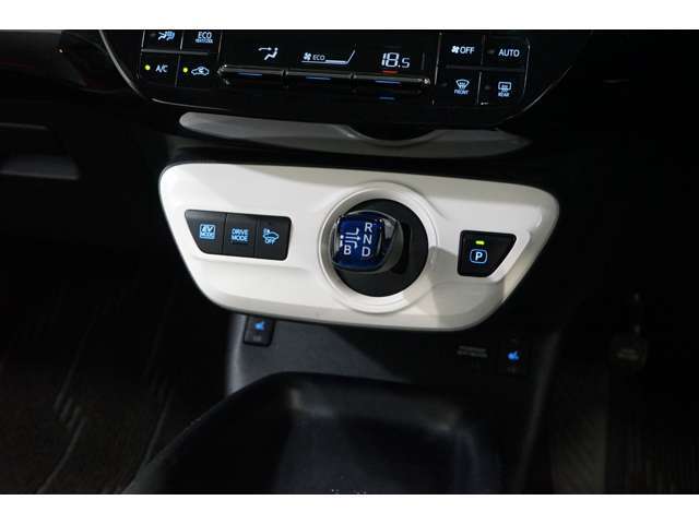 運転がしやすい【CVT車】です。シフトがどこに入っているかはメーター内に表示されるので、一目瞭然です。サイドブレーキは足で踏み込むタイプです。シンプルなデザインで運転席周りがスッキリしています（＾＾）