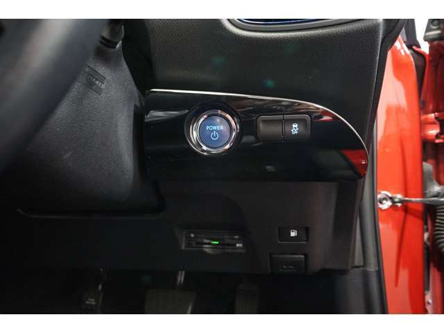 スマートキー・プッシュスタートのお車です！スマートキーをバックやポケットに入れたままでワンタッチでドアロックの開閉、エンジン始動が可能です。毎回鍵を探す必要がないのでとっても便利な機能です（＊＾＾＊）